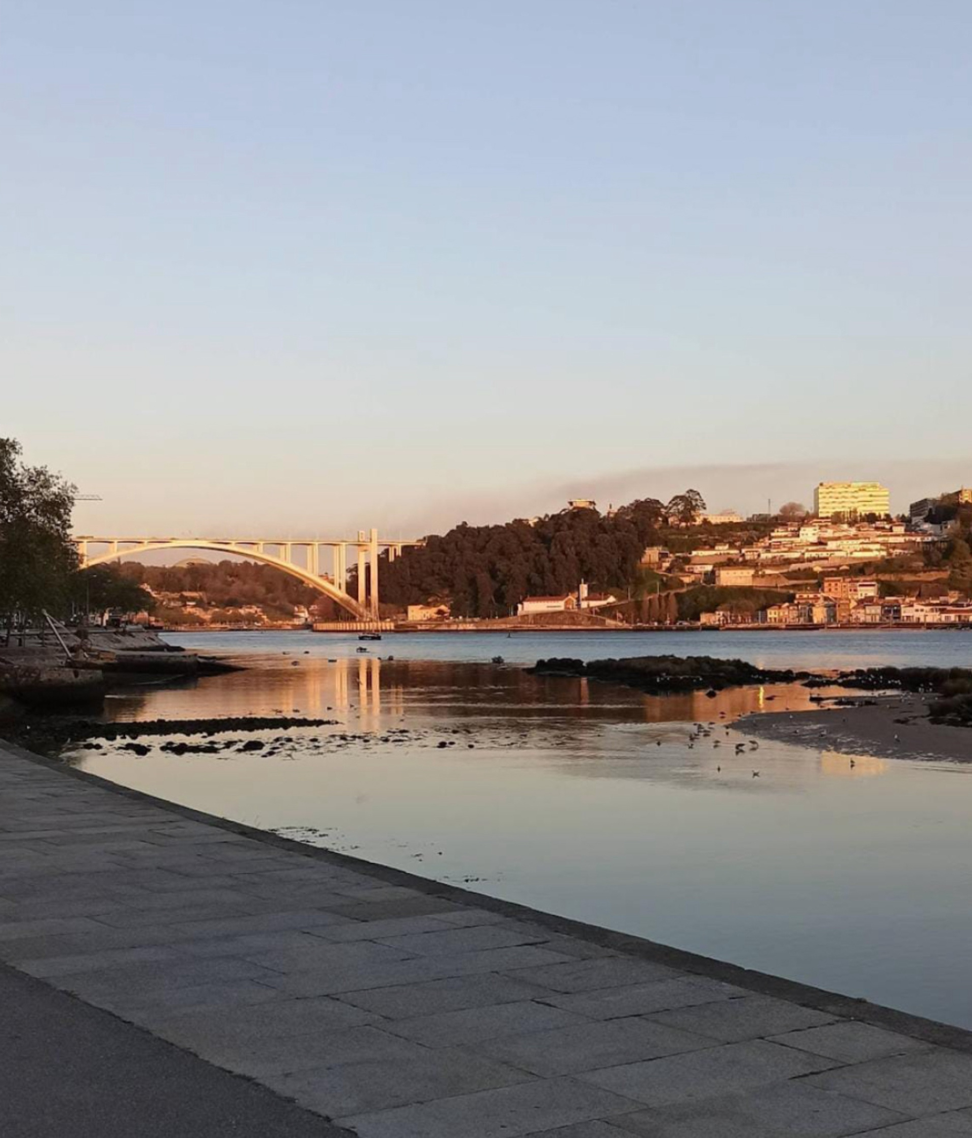 Um bairro histórico a poucos passos do rio. 